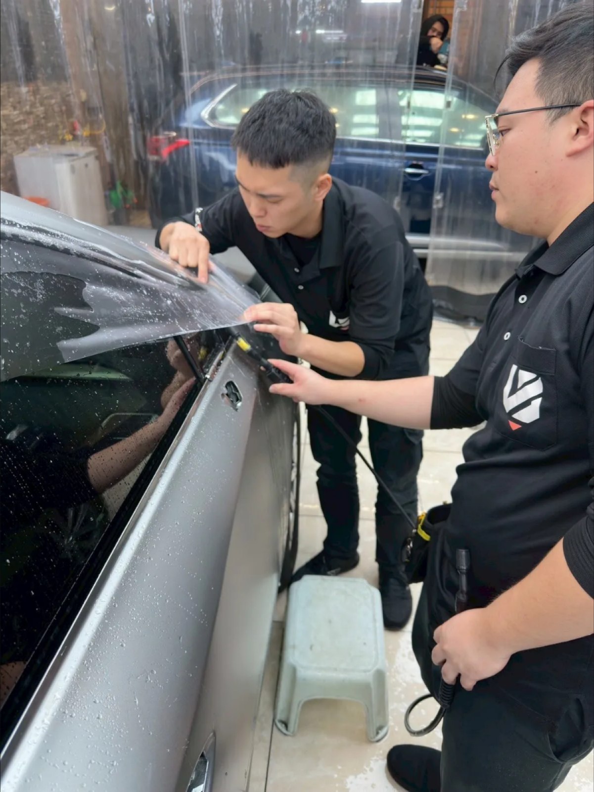 卡爾斯技師團隊檢視車身包膜施工細節