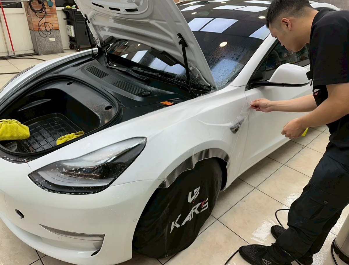 技師為白色 Tesla 施工透明犀牛皮保護膜