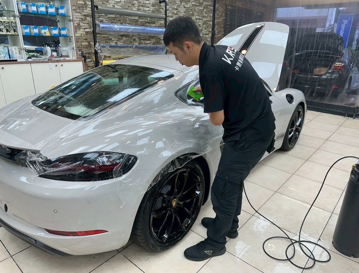 技師以拋光機進行車漆刮痕修復作業