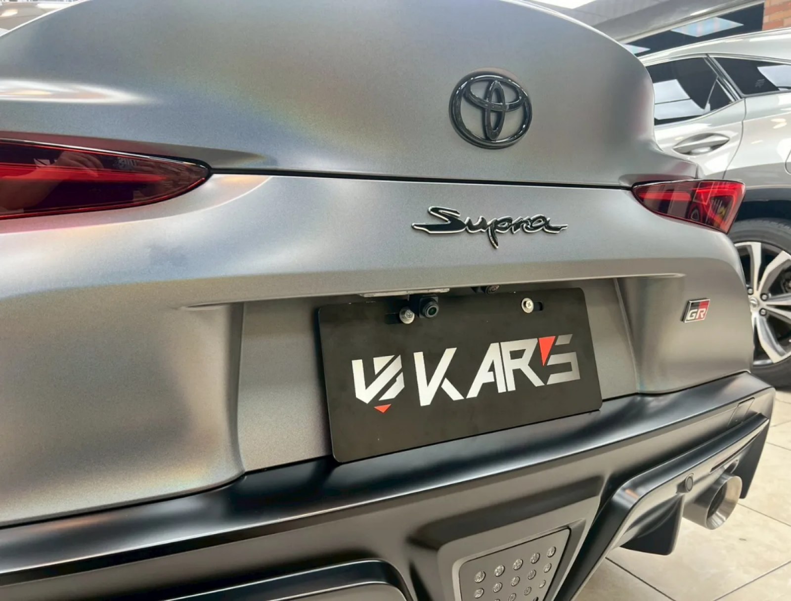 Supra 車尾改色膜完工與卡爾斯車牌框