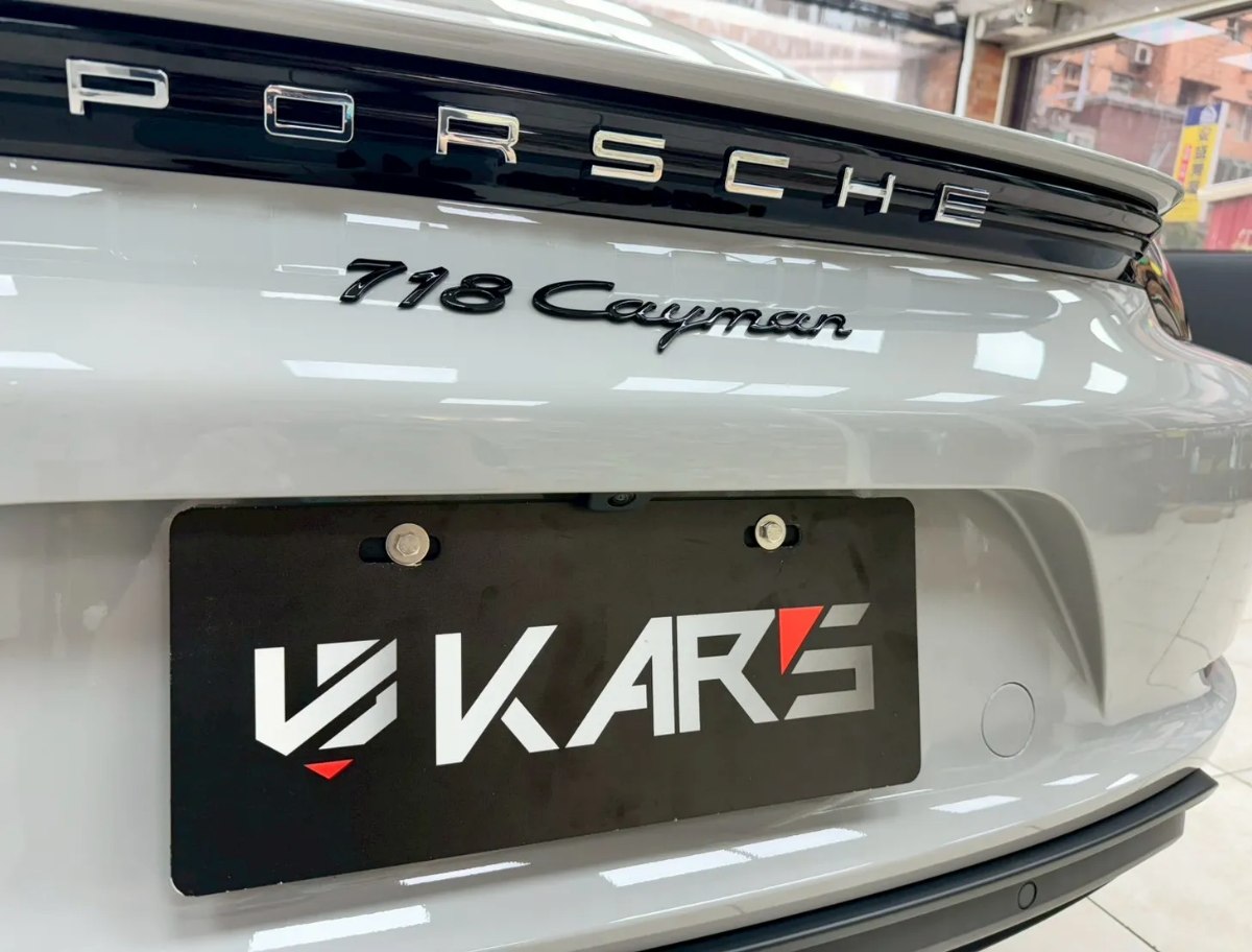 Porsche 718 Cayman 車尾完工與卡爾斯車牌框