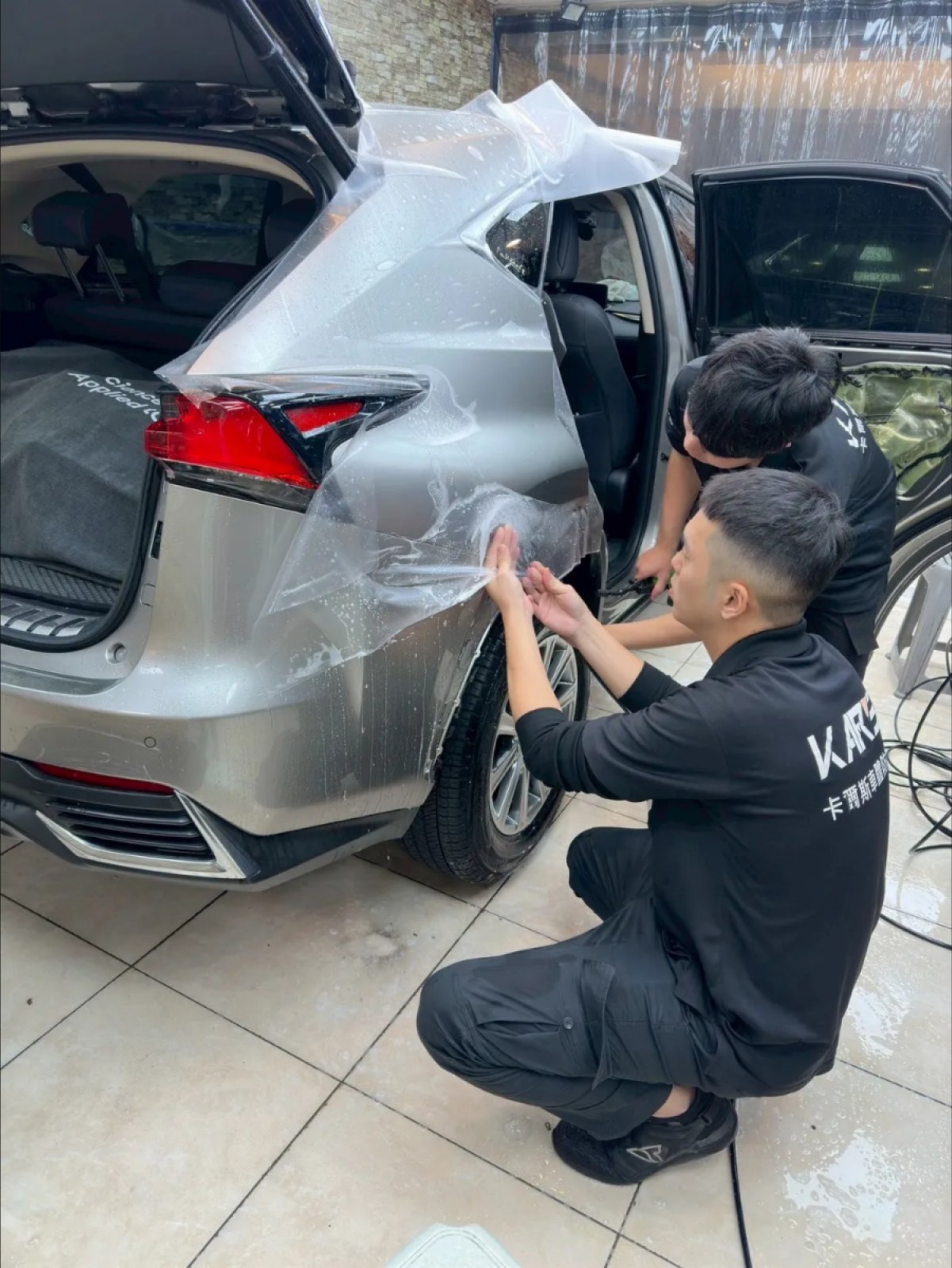 技師為 Lexus 車身鈑件貼合犀牛皮