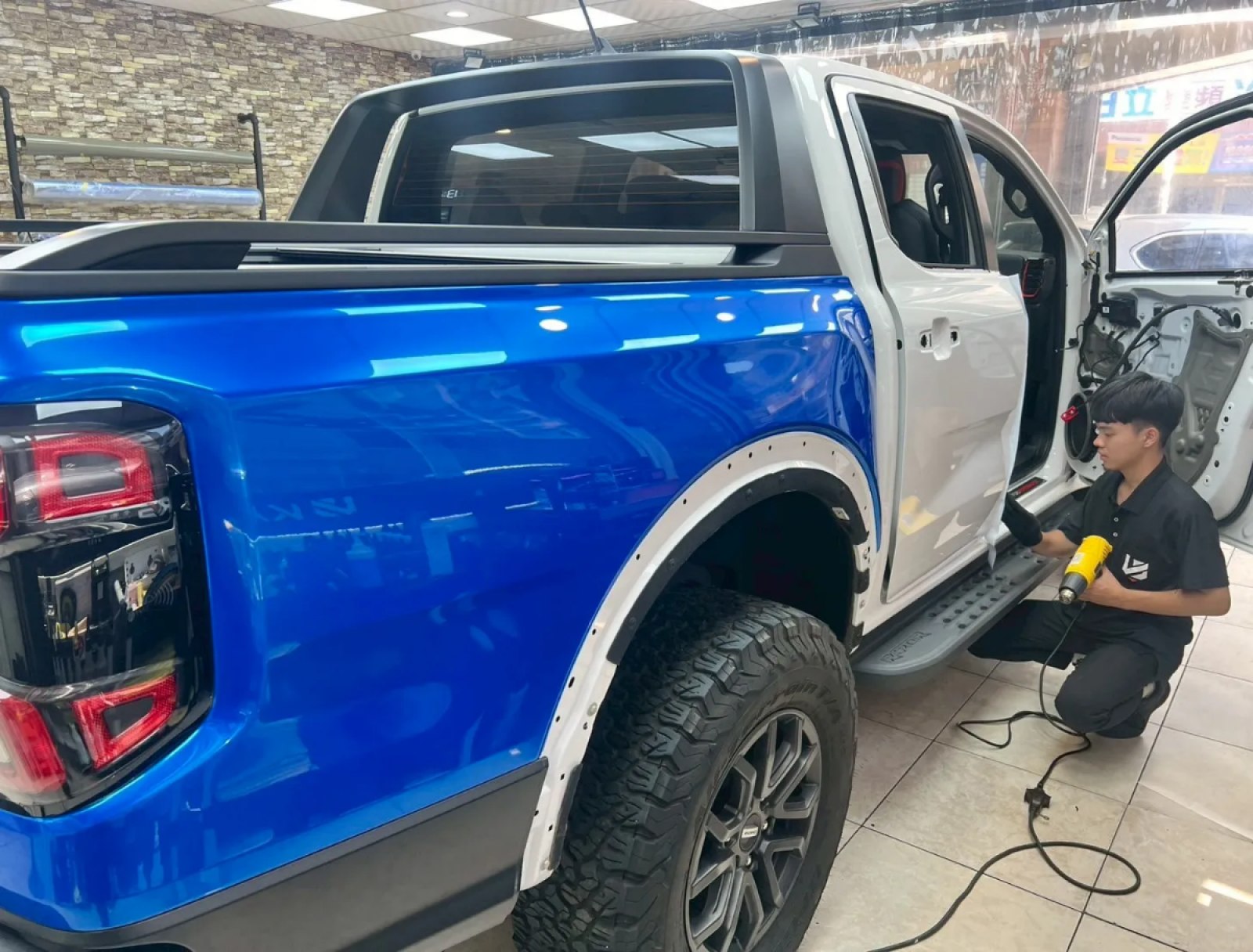 技師施工中的藍色 Raptor 改色膜作業